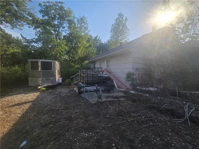 8721 ELM Avenue, Kansas City, MO 64138