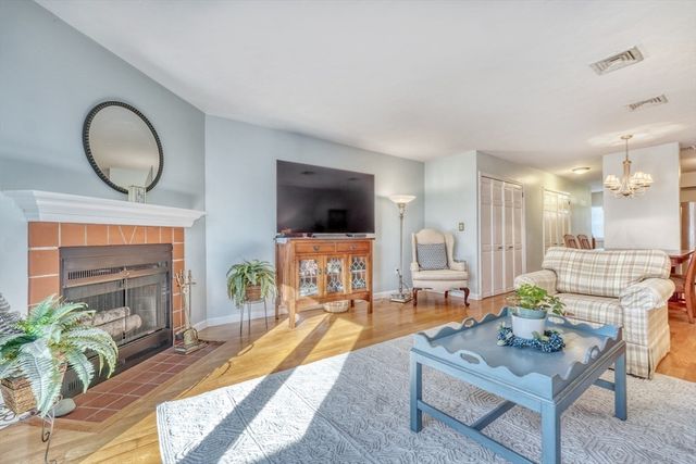 1206 Lagrange St 1206, Boston, MA 02467