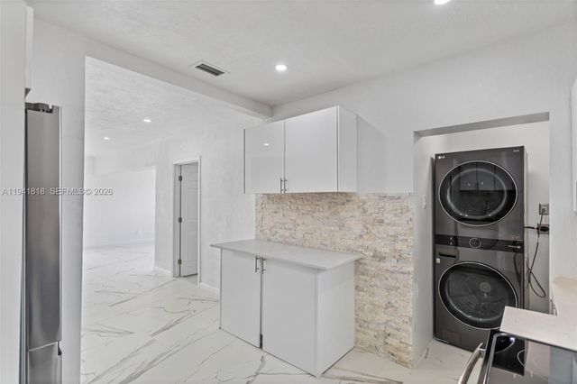 988 NW 10th St, Hallandale Beach, FL 33009