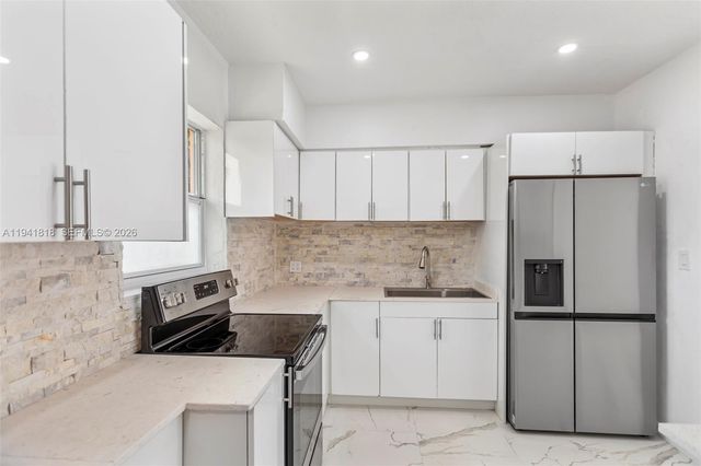 988 NW 10th St, Hallandale Beach, FL 33009