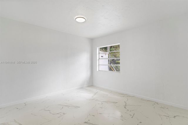 988 NW 10th St, Hallandale Beach, FL 33009