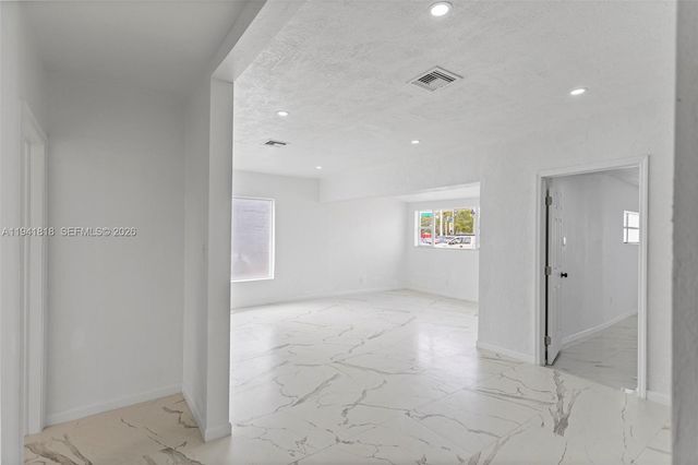 988 NW 10th St, Hallandale Beach, FL 33009