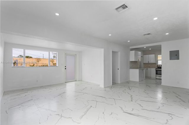 988 NW 10th St, Hallandale Beach, FL 33009