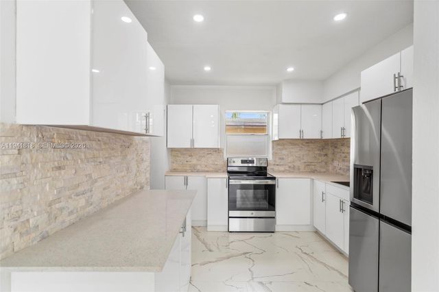 988 NW 10th St, Hallandale Beach, FL 33009