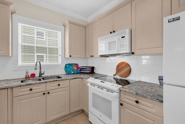 4879 Luster Leaf Cir Apt 305, Myrtle Beach, SC 29577