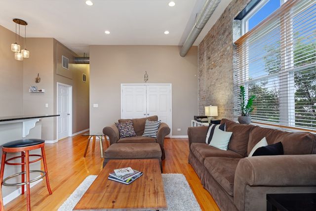 949 N Willard Court 203, Chicago, IL 60642