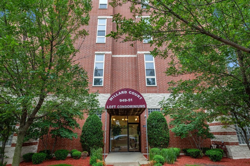Image 1 of property listing at 949 N Willard Court 203, Chicago, IL 60642