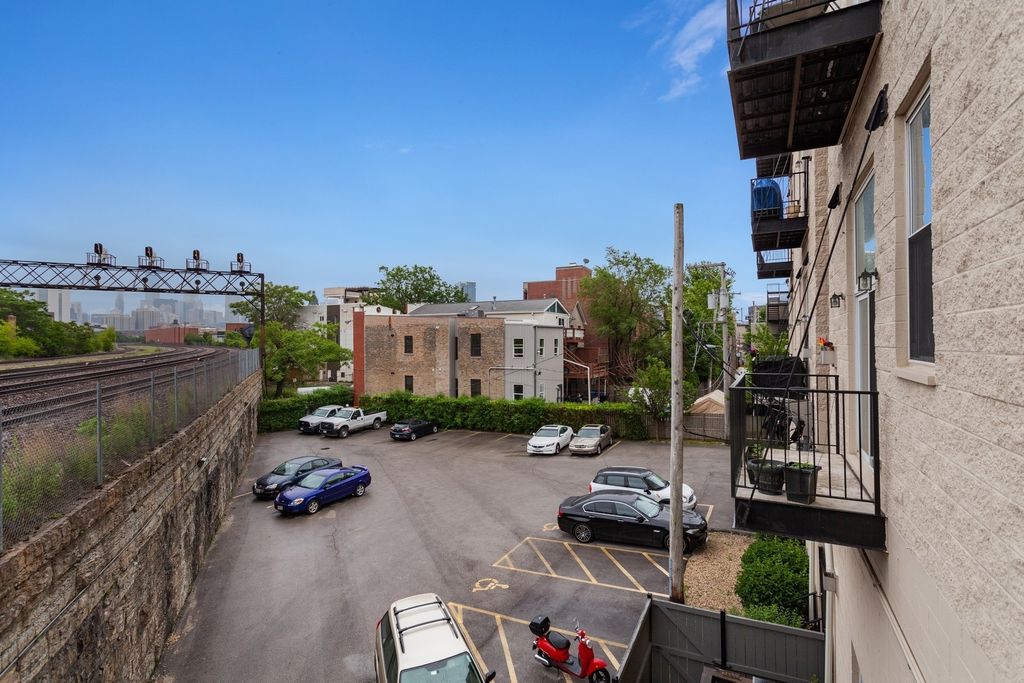 Image 13 of property listing at 949 N Willard Court 203, Chicago, IL 60642