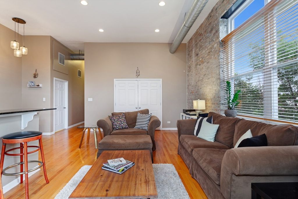 Image 4 of property listing at 949 N Willard Court 203, Chicago, IL 60642
