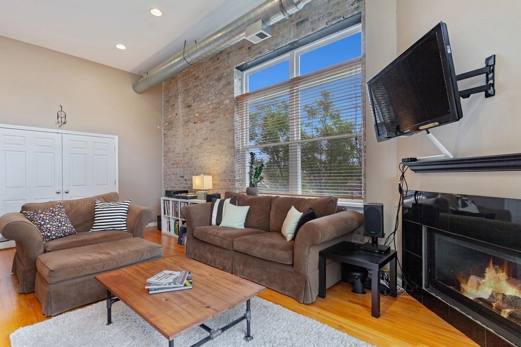 Image 5 of property listing at 949 N Willard Court 203, Chicago, IL 60642