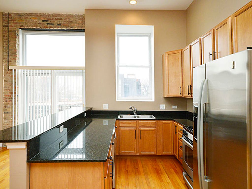 Image 7 of property listing at 949 N Willard Court 203, Chicago, IL 60642
