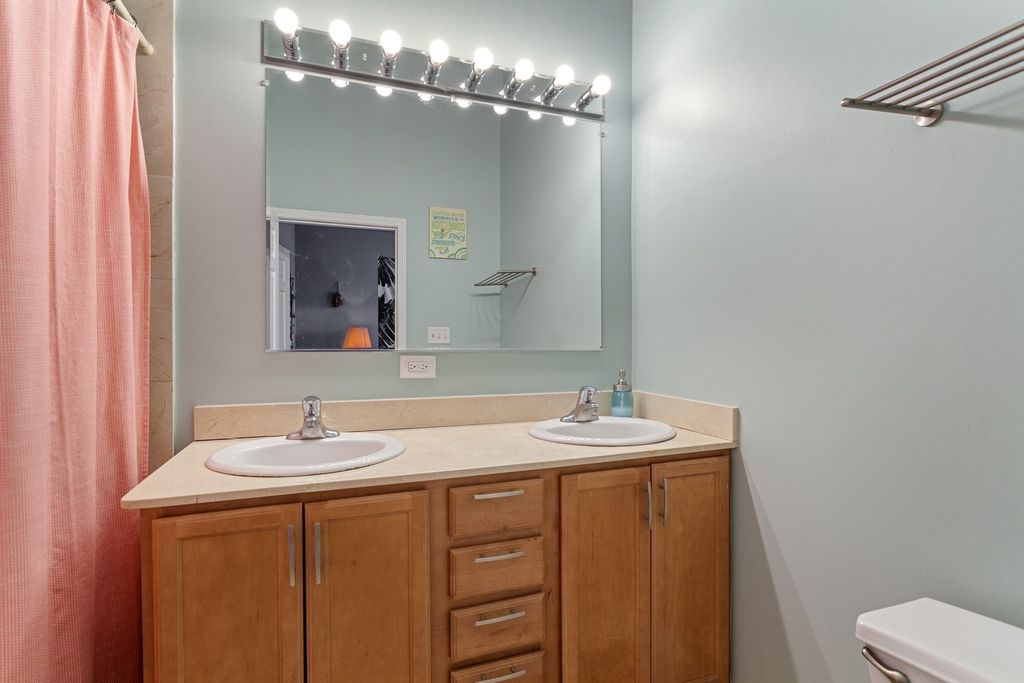 Image 10 of property listing at 949 N Willard Court 203, Chicago, IL 60642