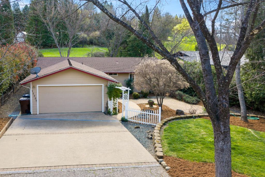 11389 Torrey Pines Dr, Auburn, CA 95602