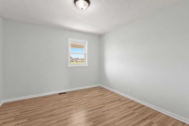 1035 New Deal Potts Rd, Cottontown, TN 37048