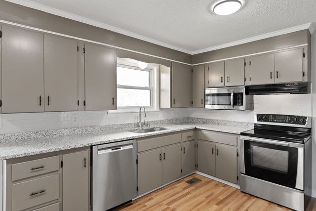 1035 New Deal Potts Rd, Cottontown, TN 37048