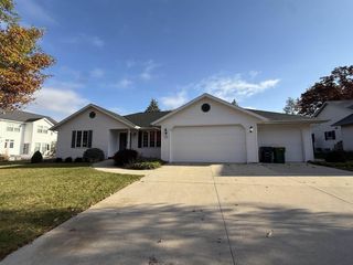 1043 WOODCREST DRIVE, Fond Du Lac, WI 54935