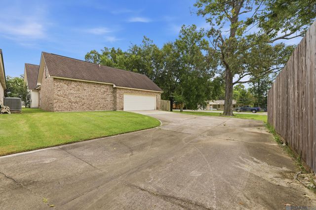 15668 Green Trails Blvd, Baton Rouge, LA 70817
