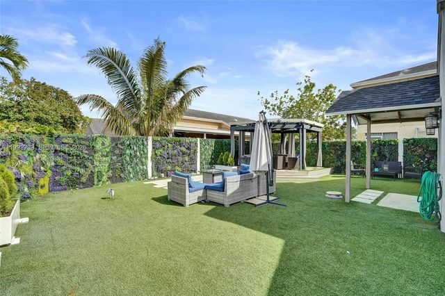 372 W Riverbend Drive, Sunrise, FL 33326