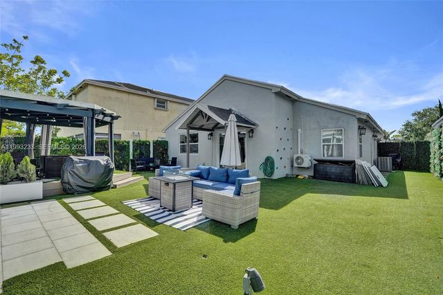 372 W Riverbend Drive, Sunrise, FL 33326