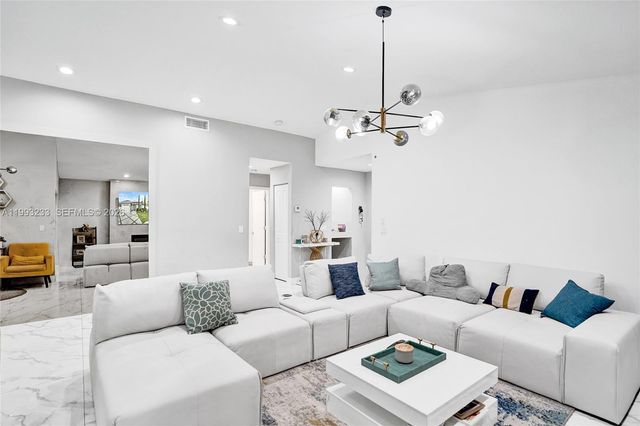 372 W Riverbend Drive, Sunrise, FL 33326
