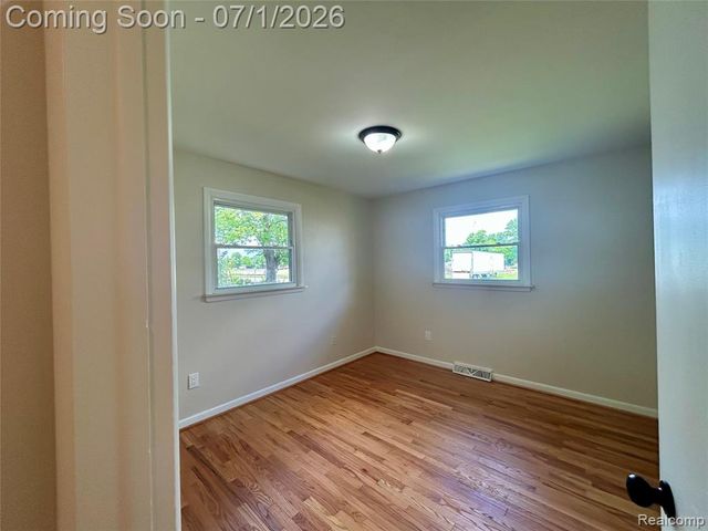 86 E Columbia Avenue, Pontiac, MI 48340