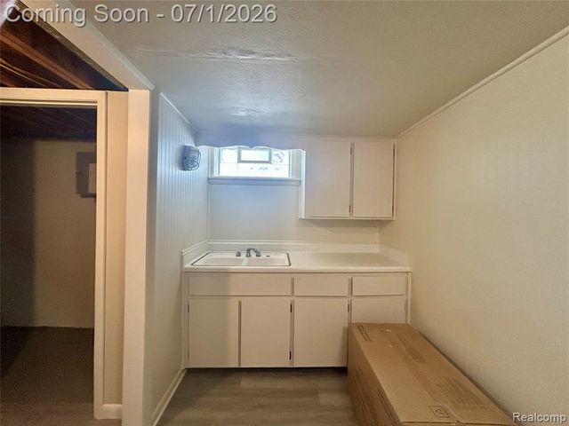 86 E Columbia Avenue, Pontiac, MI 48340