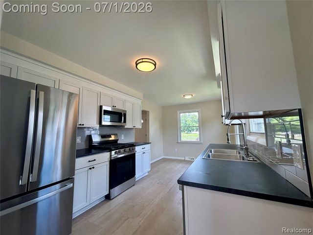 86 E Columbia Avenue, Pontiac, MI 48340