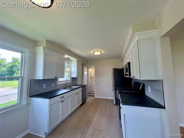 86 E Columbia Avenue, Pontiac, MI 48340