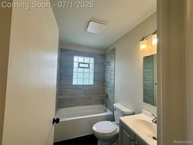 86 E Columbia Avenue, Pontiac, MI 48340