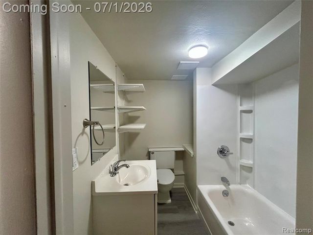 86 E Columbia Avenue, Pontiac, MI 48340