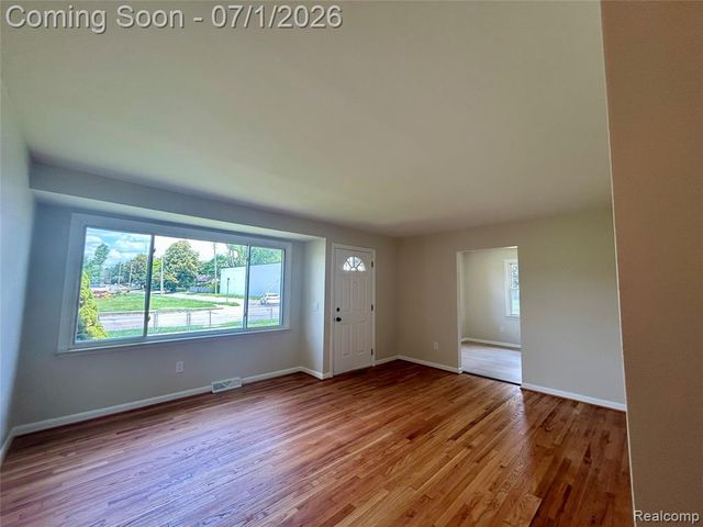 86 E Columbia Avenue, Pontiac, MI 48340