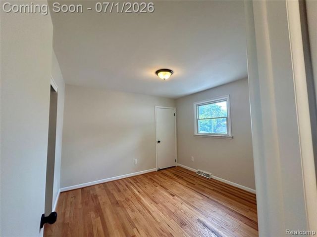 86 E Columbia Avenue, Pontiac, MI 48340