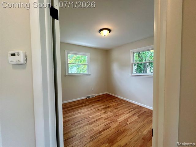86 E Columbia Avenue, Pontiac, MI 48340