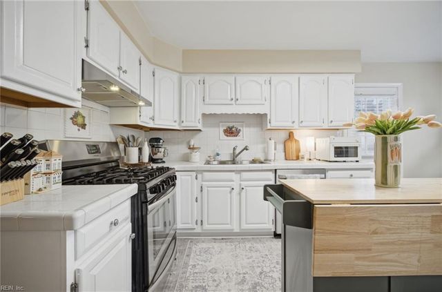 1829 Mullholand DR, Virginia Beach, VA 23454