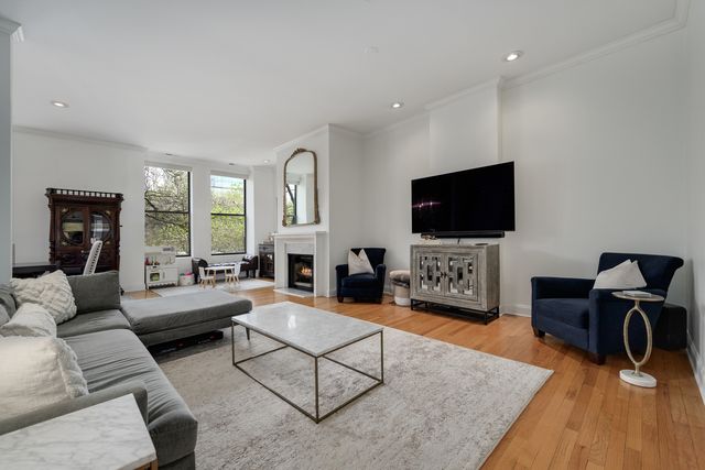 875 N La Salle Drive 2S, Chicago, IL 60610