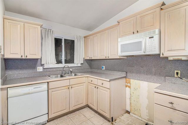 14561 Leslie Street, Oak Park, MI 48237