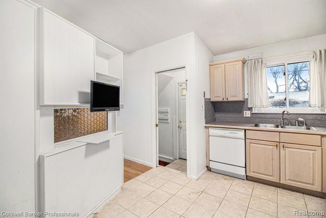 14561 Leslie Street, Oak Park, MI 48237