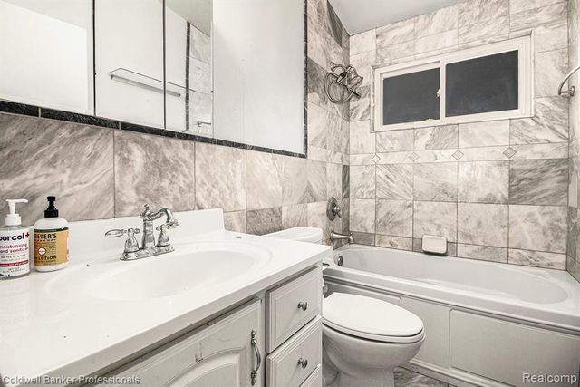 14561 Leslie Street, Oak Park, MI 48237