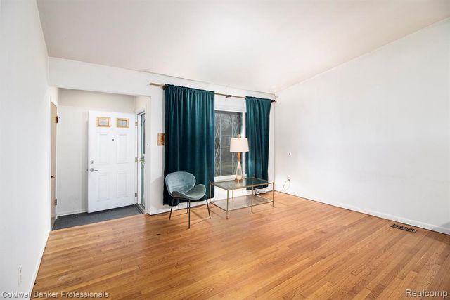 14561 Leslie Street, Oak Park, MI 48237