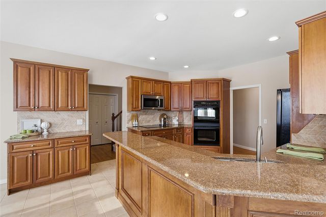 966 Majestic Drive, Rochester Hills, MI 48306