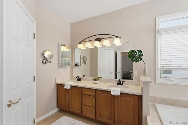 966 Majestic Drive, Rochester Hills, MI 48306