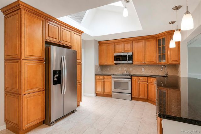 12 Linden Lane, Farmingville, NY 11738