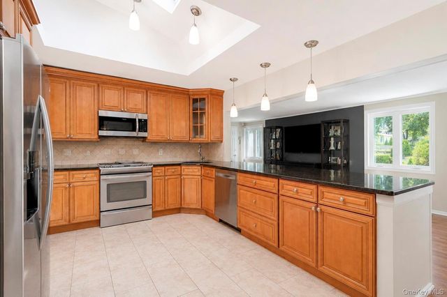 12 Linden Lane, Farmingville, NY 11738