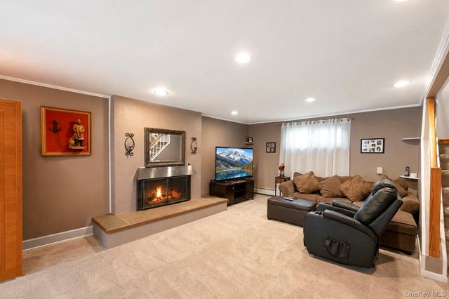 12 Linden Lane, Farmingville, NY 11738