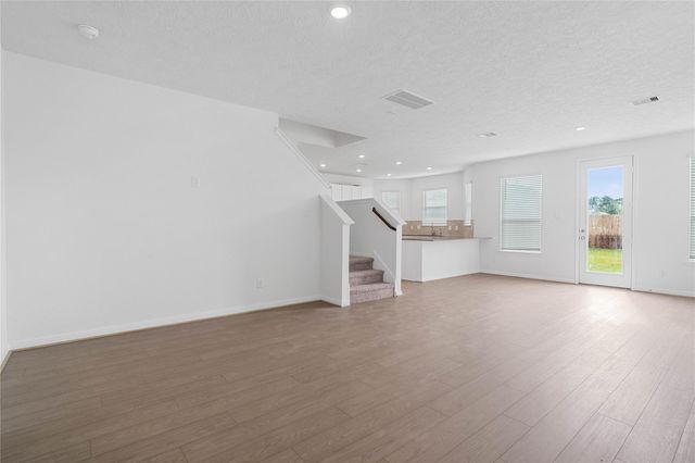 5663 Sanderling Circle, Hitchcock, TX 77563