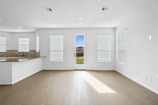 5663 Sanderling Circle, Hitchcock, TX 77563