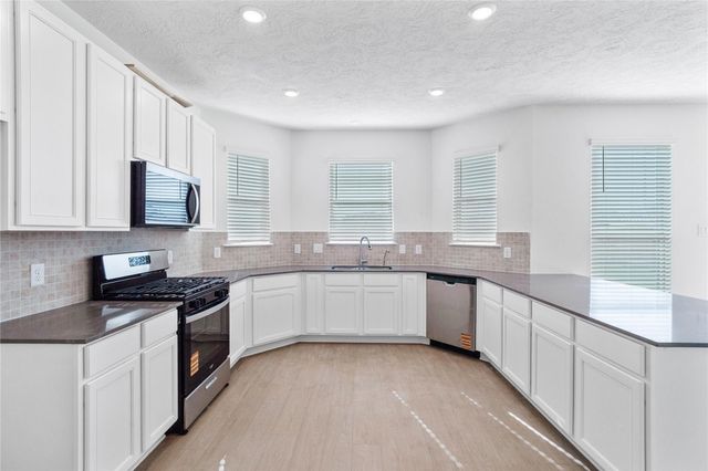 5663 Sanderling Circle, Hitchcock, TX 77563