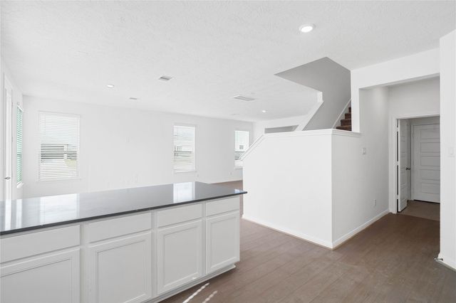 5663 Sanderling Circle, Hitchcock, TX 77563