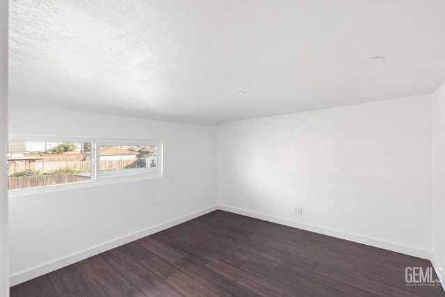 1825 Baker Street, Bakersfield, CA 93305