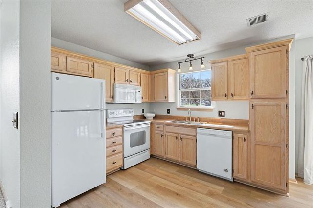 5856 NW Plantation Lane, Lee's Summit, MO 64064